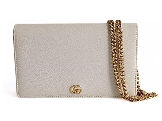 Bolsa clutch Gucci GG em couro marfim com corrente Branco Bege  ref.1420645