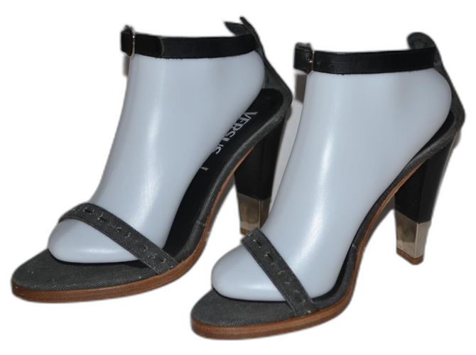 Sandali Versus Versace in pelle e denim nero