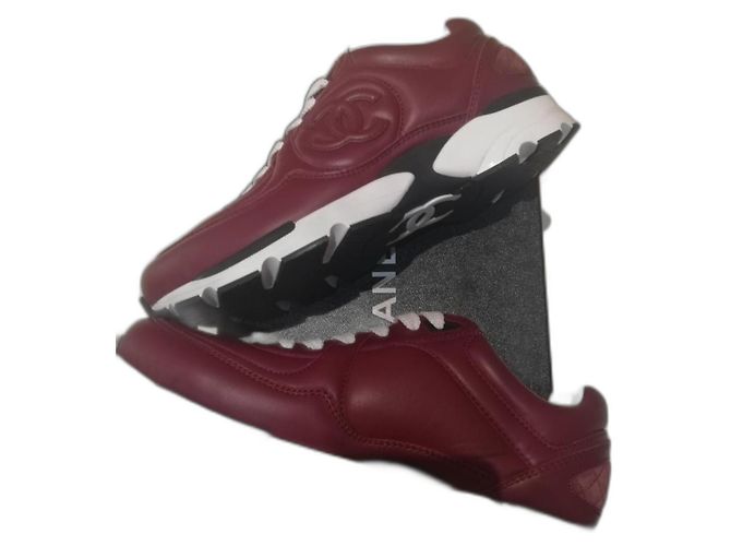 Baskets runner Chanel en cuir rouge foncé Bordeaux