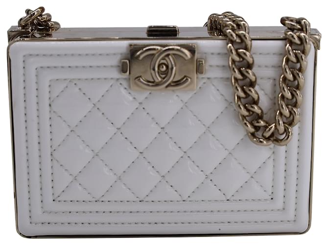 Minaudière Chanel Boy en cuir verni blanc matelassé avec chaîne Cuir vernis Écru  ref.1421424