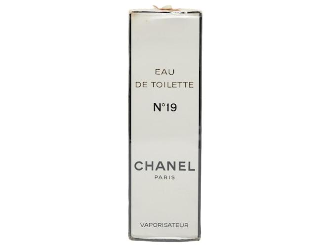 Chanel NO.19 EAU DE TOILETTE PARIS 100ml Parfum en verre en très bon état Vert  ref.1421536