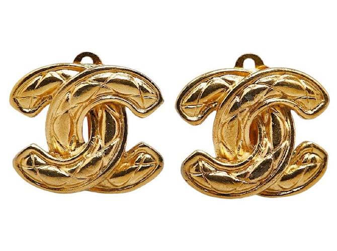 Boucles d'oreilles Chanel Matelassé Coco Mark plaquées or en très bon état Métal Doré  ref.1421544