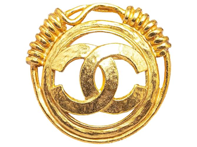 Broche CC em ouro banhado a ouro da Chanel Dourado Metal  ref.1421700