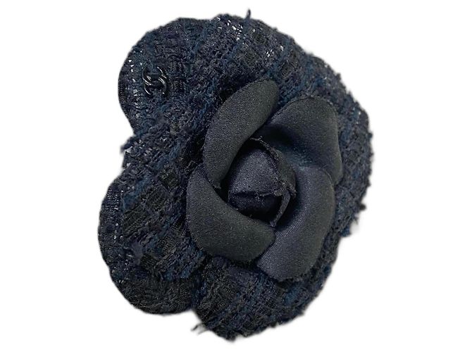 Spilla Camelia Chanel blu navy tweed Blu scuro