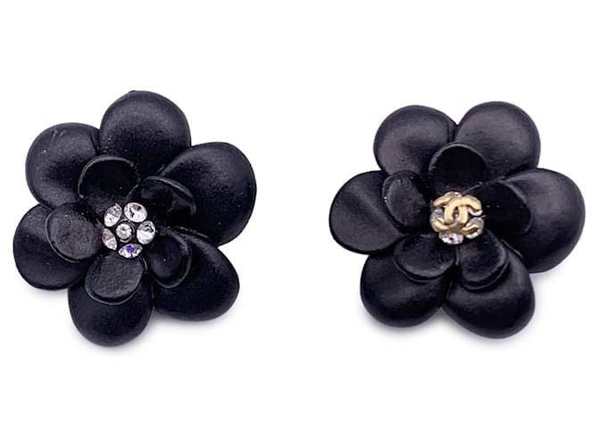 Chanel Boucles d'oreilles vintage en noir CC Camélia avec cristaux Plastique  ref.1422093