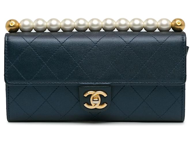 Pochette Chic Perles en Cuir de Chèvre Bleu Chanel avec Chaîne Bleu Marine  ref.1422184