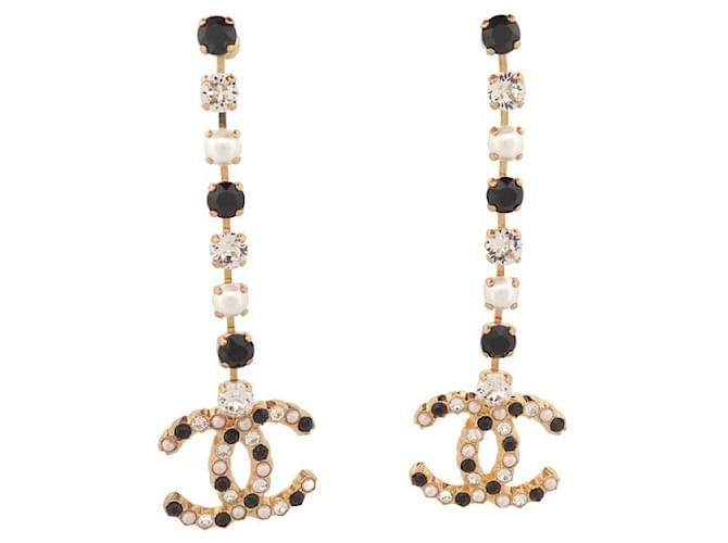 NEUF BOUCLES D'OREILLES CHANEL PENDANTES LOGO GG STRASS PENDANT EARRINGS Métal Doré  ref.1422347