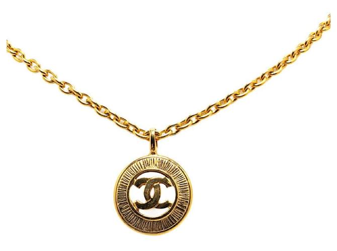 Colar medalha vintage Coco Mark da Chanel banhado a ouro em muito bom estado Dourado Metal  ref.1422469