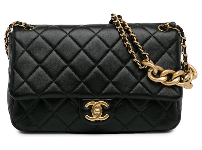 Sac classique en cuir d'agneau matelassé noir Chanel avec chaîne en cuir.  ref.1424080