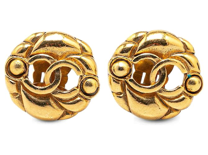 Boucles d'oreilles clip en or plaqué CC de Chanel Plaqué or Doré  ref.1424118