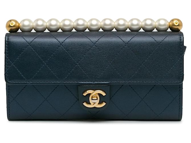 Clutch Chic in Pelle di Capra Blu Chanel con Perle e Catena a Spalla  ref.1424167