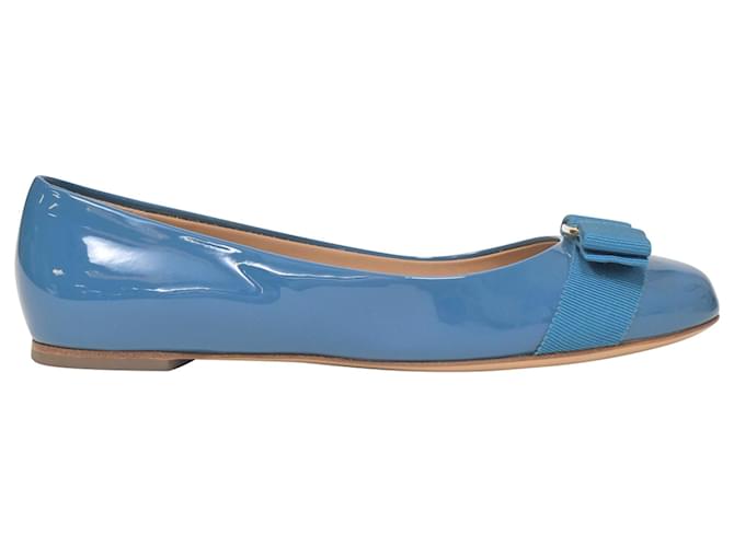 Ballet Varina Bow da Salvatore Ferragamo em couro patente azul Azul claro Couro envernizado  ref.1424302