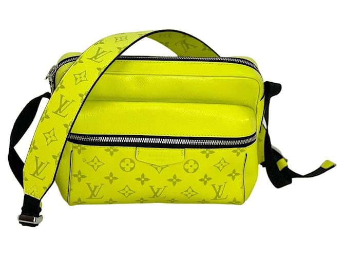 LOUIS VUITTON Taigarama Outdoor Messenger Gelbe Tasche Leder  ref.1424400