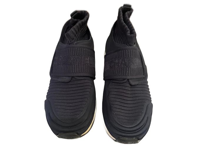 Sneakers Chanel in tessuto nero