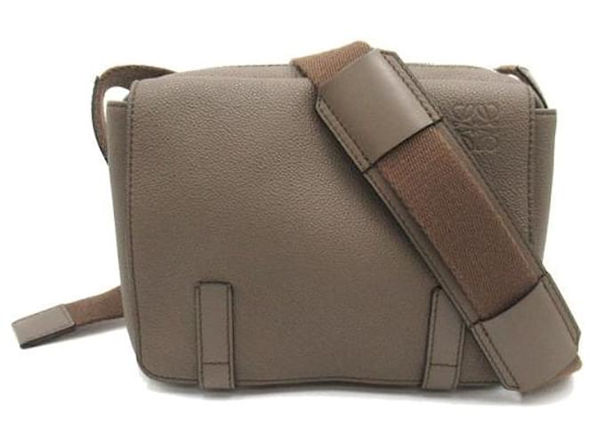 Loewe Militär Messenger Schultertasche aus Leder B553A72X22 in gutem Zustand Grau  ref.1425671