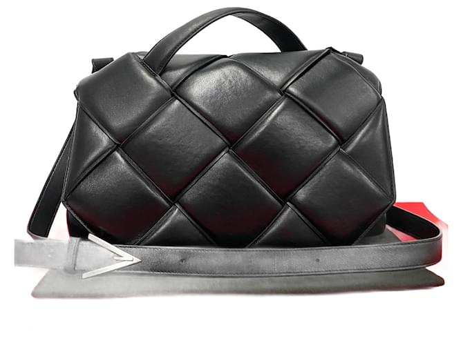 Bolso cruzado de cuero acolchado Maxi Intrecciato de Bottega Veneta en excelente estado Negro  ref.1425701