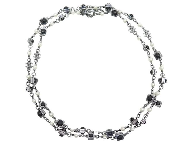 COLLIER CHANEL SAUTOIR PERLES NOIRES ET BLANCHES LOGO CC 120 CM NECKLACE Métal Argenté  ref.1425900