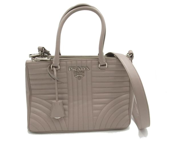 Bolsa de couro Diagramme da Prada, bolsa tote de couro em muito bom estado Cinza  ref.1426028