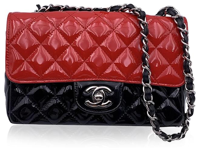 Chanel Mini sac à épaule classique en cuir verni matelassé rouge et noir Cuir vernis  ref.1426551