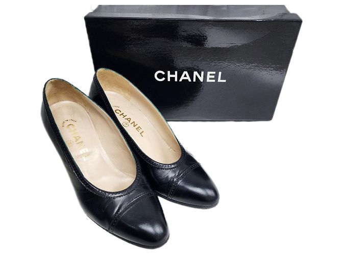 Décolleté Chanel in pelle nera Nero