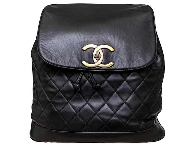 Sac à dos à cordon en cuir d'agneau matelassé vintage Chanel Noir  ref.1429625