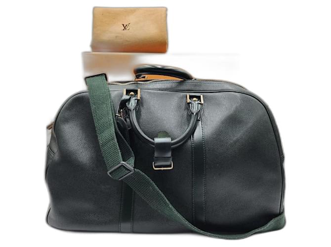 Bolso Keepall Boston Kendall de cuero Taiga Louis Vuitton Verde oscuro  ref.1430604