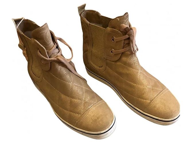 Chanel Sneaker aus goldenem Leder