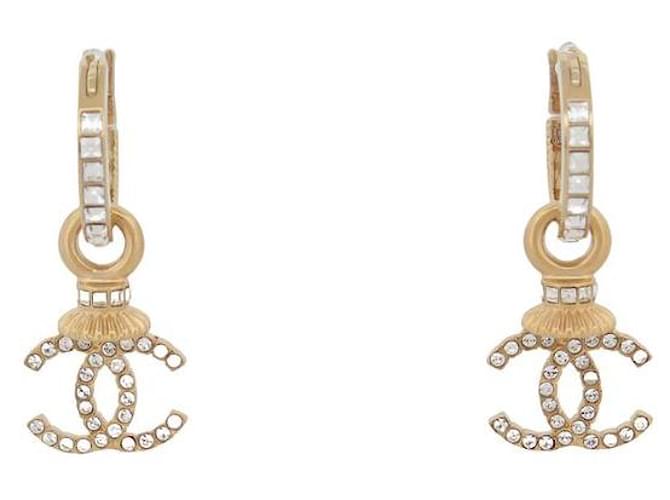 NEUF BOUCLES D'OREILLES CHANEL PENDANTES LOGO CC & STRASS METAL EARRINGS Métal Doré  ref.1432461