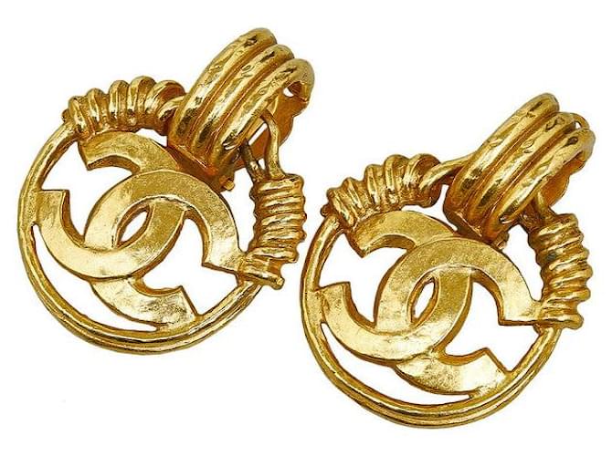 Boucles d'oreilles clip-on vintage Chanel Coco Mark en très bon état Métal Doré  ref.1432563