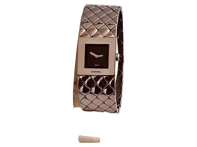 Relógio Chanel Matelassé de Aço com Mostrador Preto e Ônix Prata