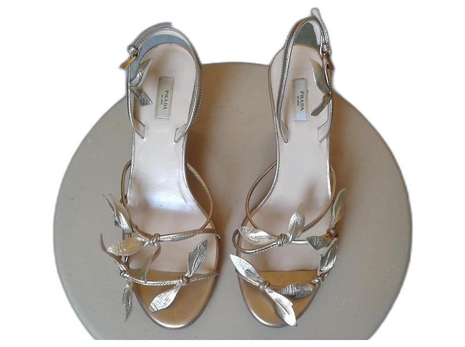 Prada Sandalen aus goldenem Leder Größe 35