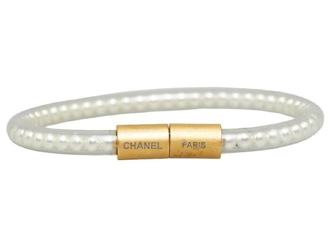 Bracelet en fausse perle Chanel plaqué or blanc en très bon état Plastique  ref.1435916