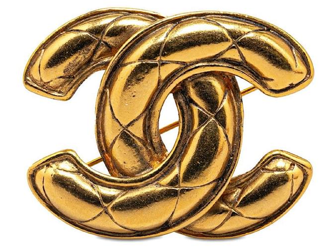 Broche Vintage Matelassé Coco Mark da Chanel Banho de Ouro em Muito Bom Estado Dourado Metal  ref.1436520