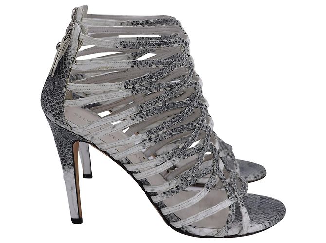 Sandálias Strappy Loops Stuart Weitzman em couro cinza com estampado de python