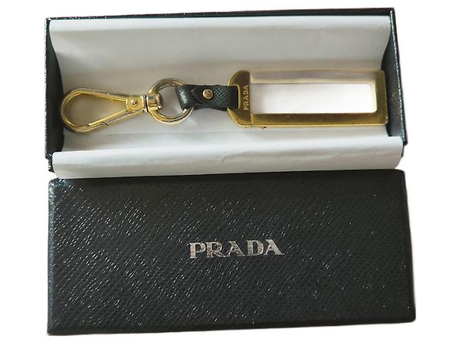 Chaveiro Prada de couro preto e dourado