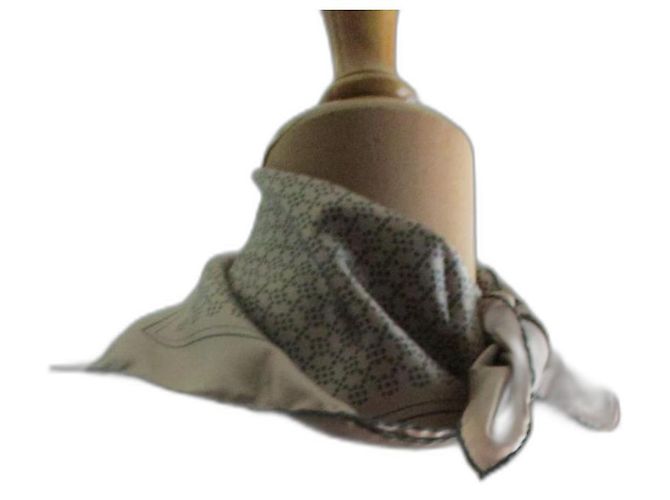 Christian Dior Bandana/fazzoletto di seta. Beige