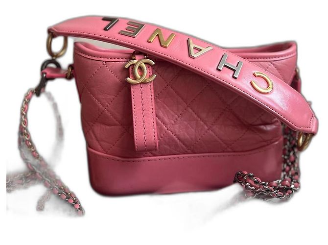 CHANEL Gabrielle Hobo com alça de logo e couro de bezerro matelassado envelhecido Rosa