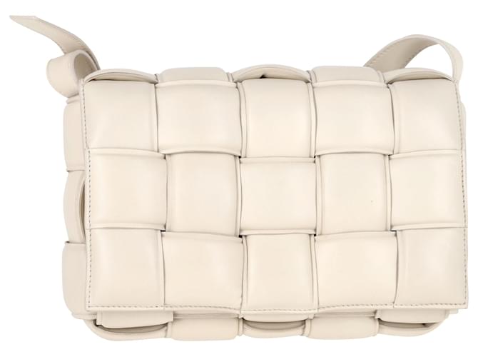 Bottega Veneta Padded Cassette Bag in White Lambskin Leather  Cream  ref.1442510