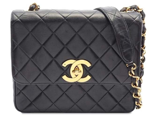 Schwarze Chanel XL quadratische gesteppte Lammleder Umhängetasche  ref.1443222