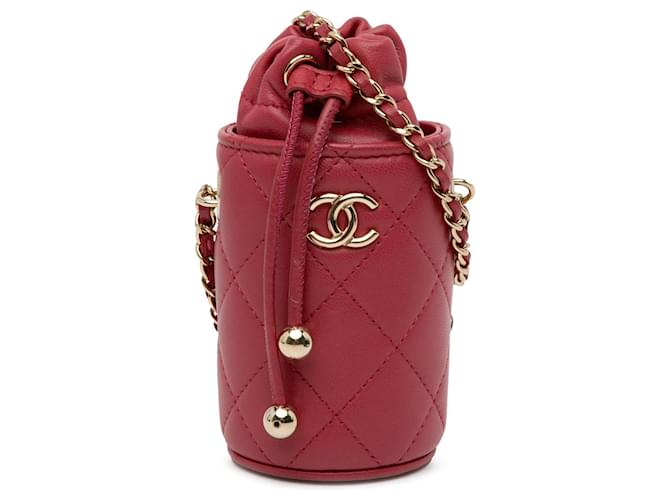 Sac seau à cordon en agneau matelassé micro Chanel rouge Cuir  ref.1443242