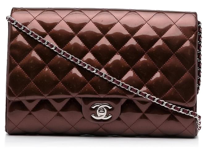 Pochette matelassée en cuir verni marron Chanel avec chaîne pour épaule  ref.1443423