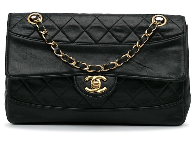 Schwarze gesteppte Lammleder Schultertasche von Chanel  ref.1443507