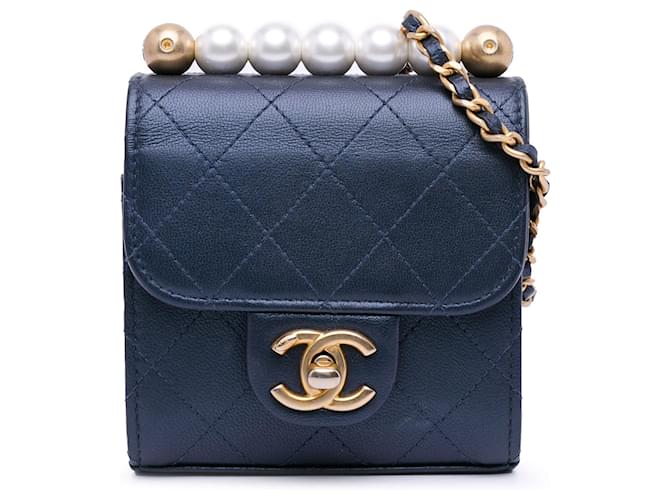 Mini Umhängetasche Chic Perlen Blau Chanel Leder  ref.1443584