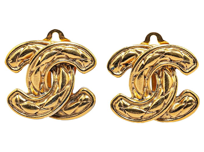 Boucles d'oreilles clip en métal doré CC matelassé de Chanel Plaqué or  ref.1443599