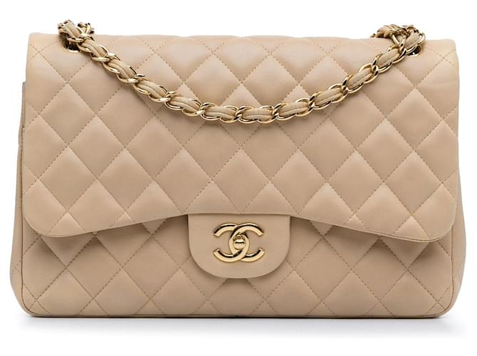 Bolsa de ombro Chanel Jumbo Classic em couro de cordeiro bege com dupla aba  ref.1443717