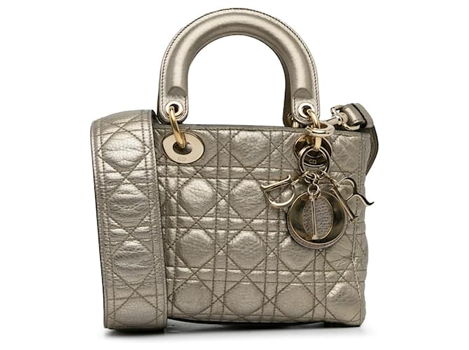 Kleine Lady Dior Tasche aus metallischem Kalbsleder mit Cannage-Muster in Gold Golden  ref.1443728