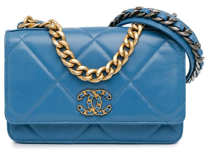 Wallet On Chain Borsa a tracolla Blue Chanel in pelle di agnello trapuntata 19 con catena  ref.1443954