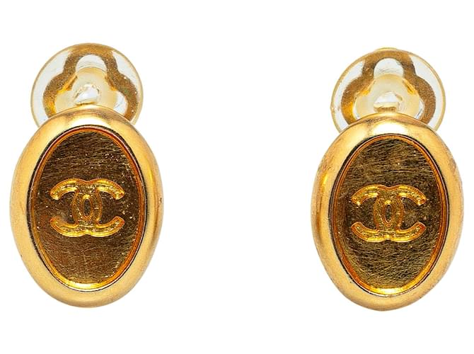 Boucles d'oreilles clip en or plaqué CC de Chanel Métal Doré  ref.1444179