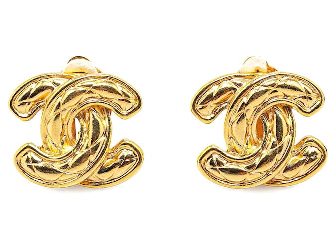 Boucles d'oreilles clip en cuir matelassé CC plaquées or Chanel Plaqué or Doré  ref.1444225