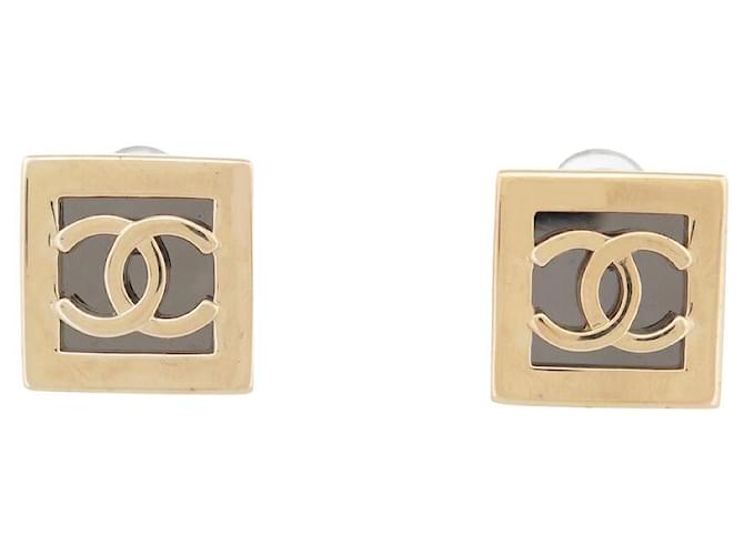 NEUF BOUCLES D'OREILLES CHANEL PUCES LOGO CC CARRE 2023 NEW SQUARE EARRINGS Métal Doré  ref.1445677